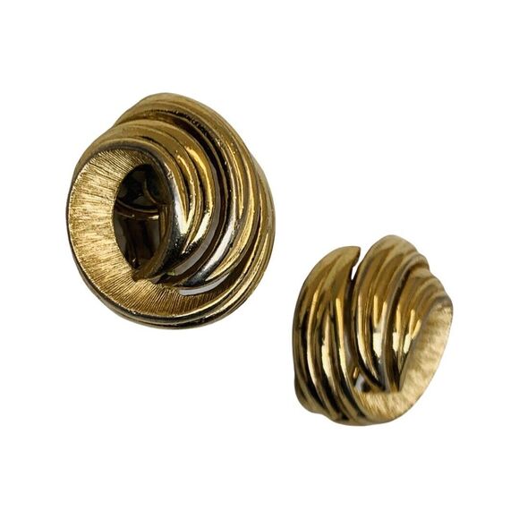 Vintage Crown Trifari Swirl Gold Clip-On Earrings Signed Twisted Knot 7/8" - Picture 3 of 9